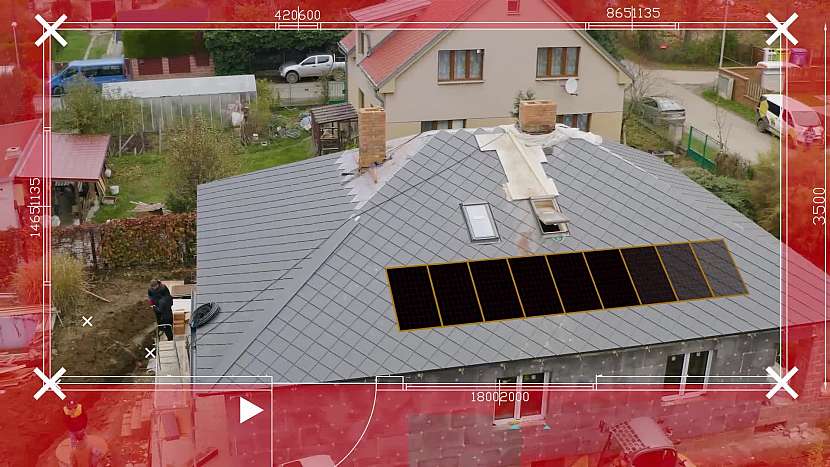 Proběhla montáž fotovoltaických panelů na střechu