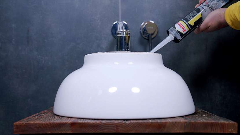 Použití lepidla je vhodné i ve vlhčích prostorách, jako je koupelna