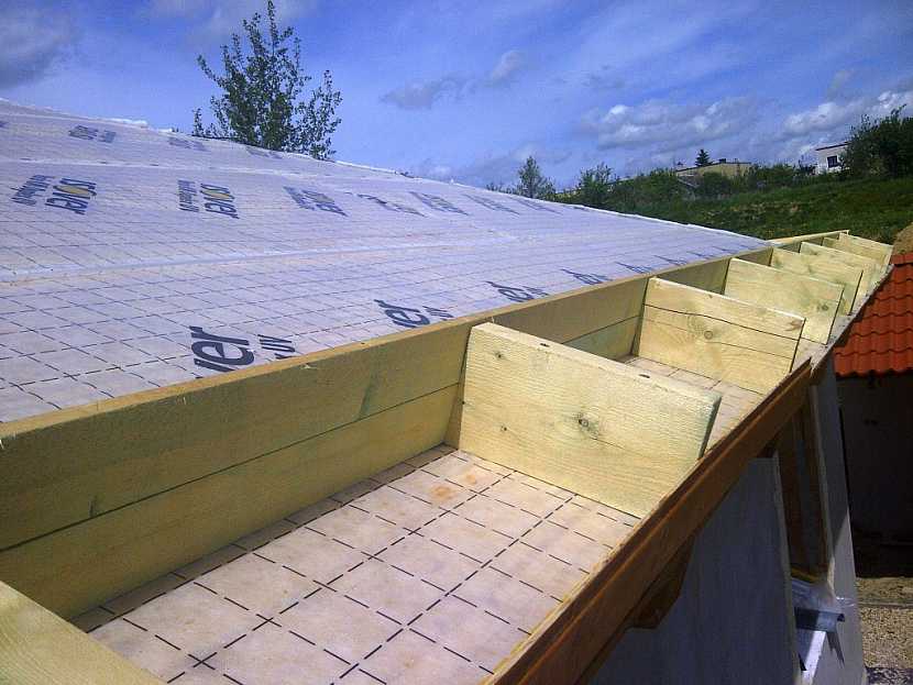 zateplení střechy je nejlepší způsob, jak snížit náklady na topení. Podívejte se na systém zateplení Isover nad krokvemi a vyzkoušejte ho také!