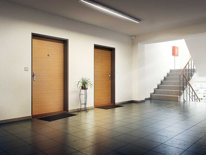 Výběr bezpečnostních dveří do bytu v paneláku si zaslouží vaší pozornost. Máme pro Vás pár praktických informací, které byste měli při výběru zohlednit.