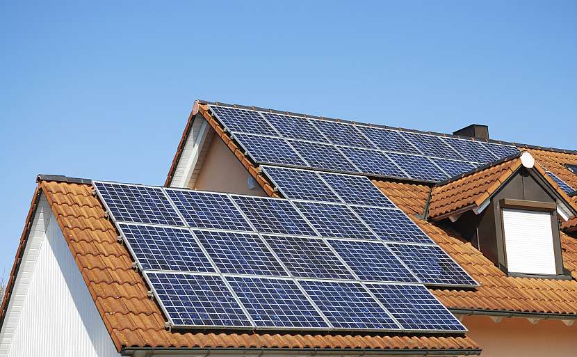 panely fotovoltaiky na střeše