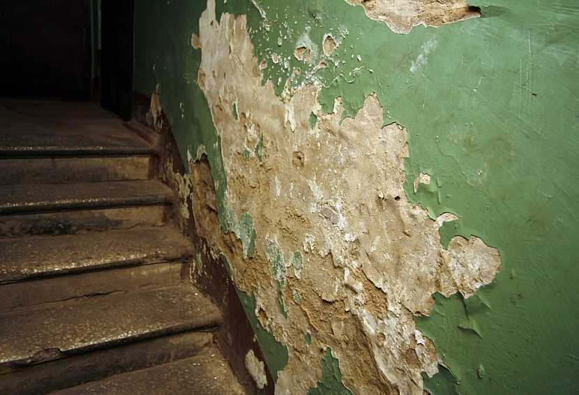 Stěna poškozená vlhkostí uvnitř domu je také známkou nutné sanace obvodových zdí