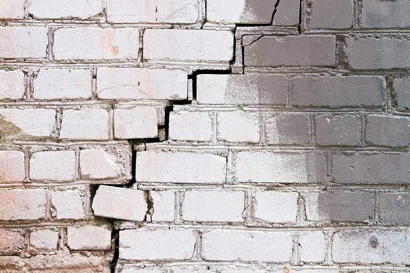 Prasklá obvodová zeď může být znakem narušené statiky celé stavby
