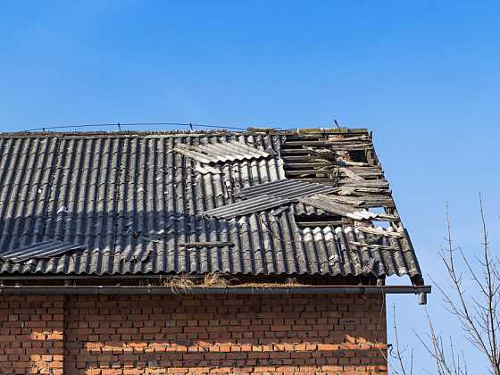 Zbavte se nebezpečné eternitové střechy co nejdříve