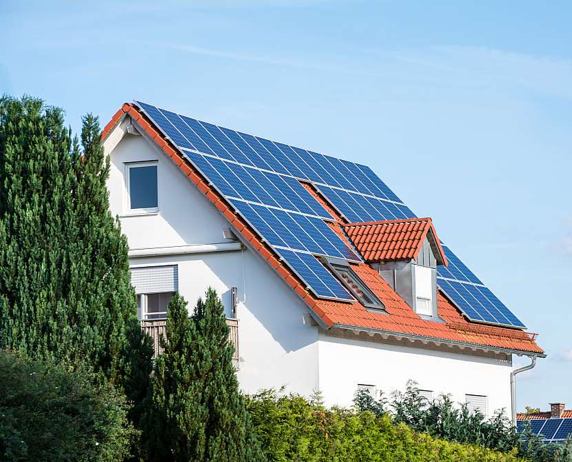 Střecha domu s fotovoltaickými panely