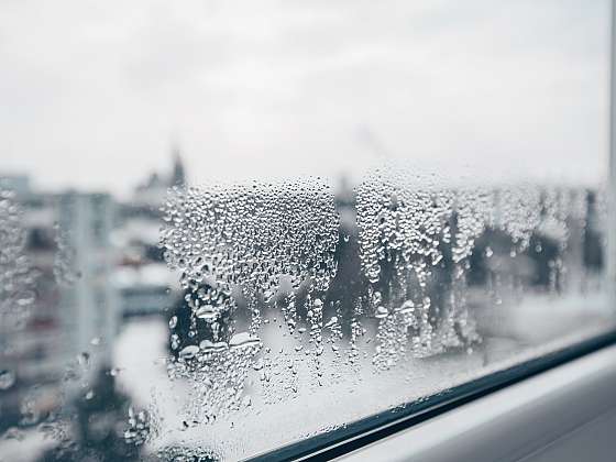 Vlhkost se sráží na okenních sklech (Zdroj: Depositphotos (https://cz.depositphotos.com))