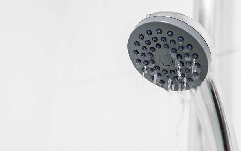 Slabý proud vody při sprchování může vyřešit instalace kvalitní vodárny