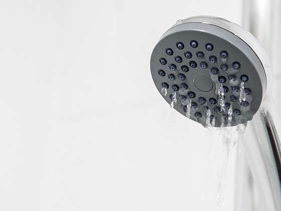 Slabý proud vody při sprchování může vyřešit instalace kvalitní vodárny