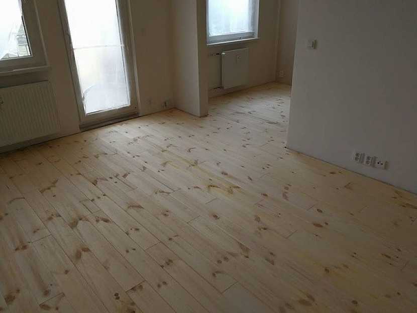 Masivní borovicová podlaha Feel Wood v panelovém bytě.