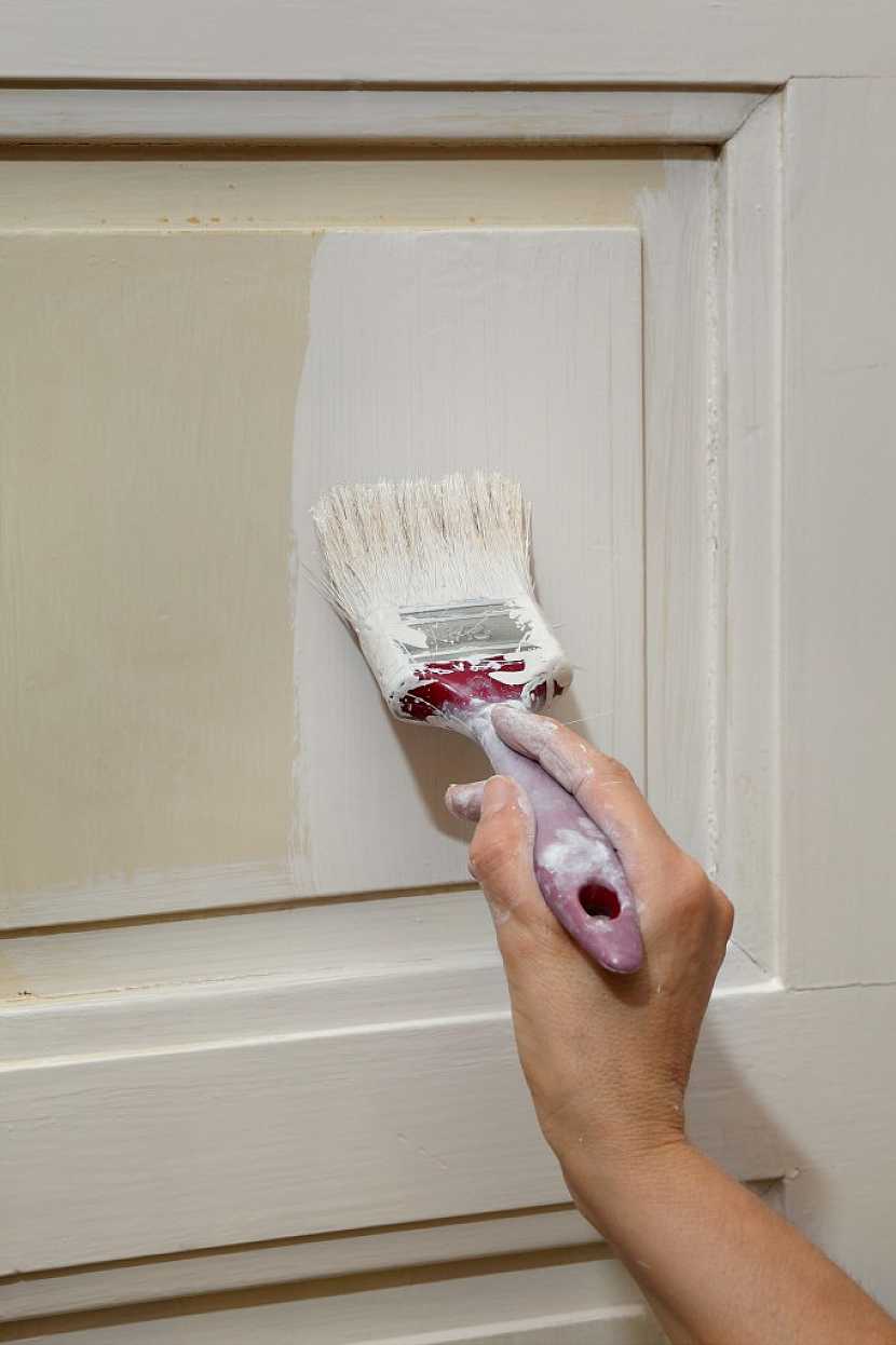 Použití barvy na renovaci dveří má své náležitosti
