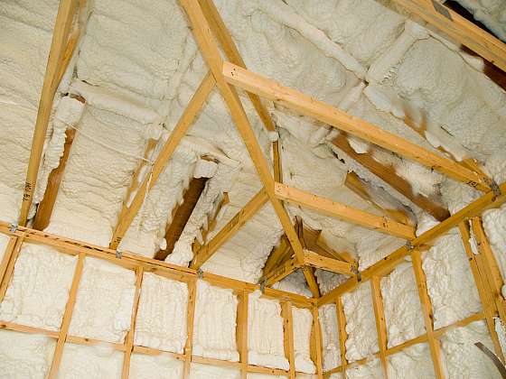 Izolace střechy stříkanou pěnou (Zdroj: Depositphotos (https://cz.depositphotos.com))