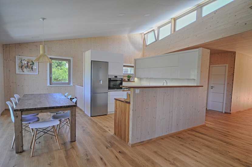 Obývací pokoj, kuchyně i jídelna jsou jako stvořené pro masivní dubovou podlahu! Nechte se inspirovat a taky si takovou pořiďte.