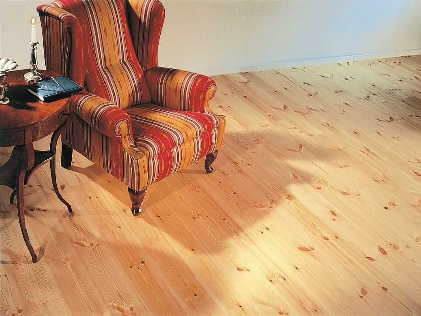 Borovicová podlaha FeelWood má krásnou kresbu dřeva a je vhodná i do tmavších prostor