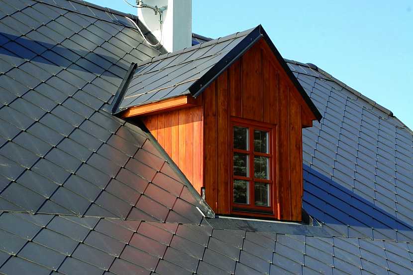Rekonstrukce střechy se může zdát jako náročná práce. Ale je tomu přesně naopak se společností První Chodská, která je prodejcem střešních systémů.