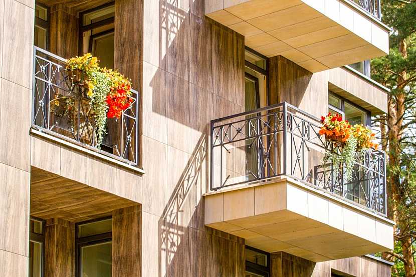 Renovace balkonového zábradlí je počin, který si můžeme obstarat sami a nebo požádat odbornou firmu, která vše dotáhne k oboustranné spokojenosti.