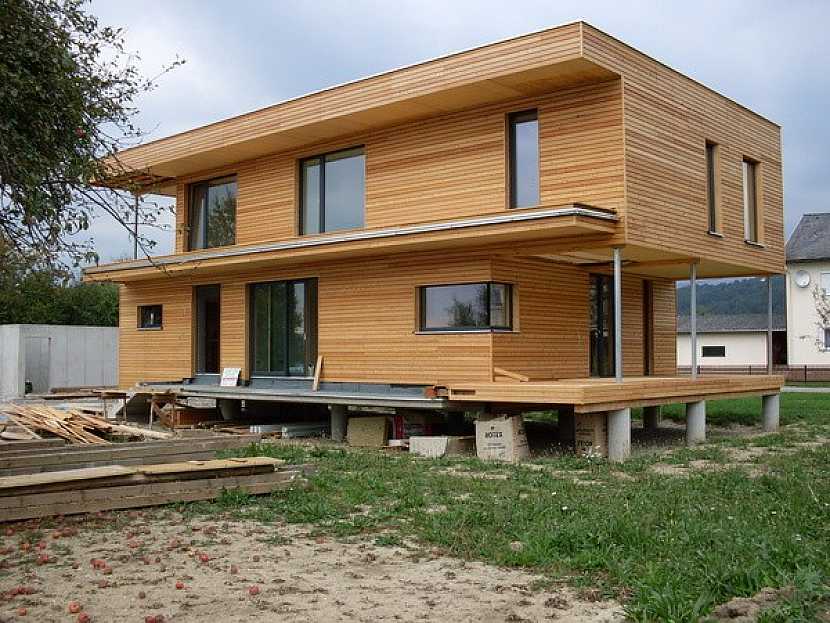 Máte v plánu si pořídit bezúdržbovou dřevěnou fasádu na svůj dům? Máme pro vás pár rad ohledně výběru dřeva, správné montáže a případné renovace.