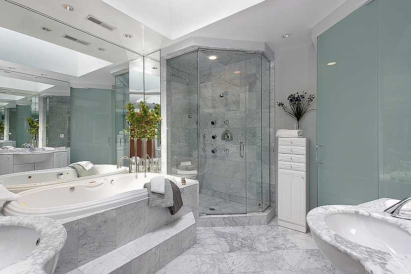 Díky odtokovému žlabu získá koupelna větší a vzdušnější vzhled (Zdroj: Depositphotos)