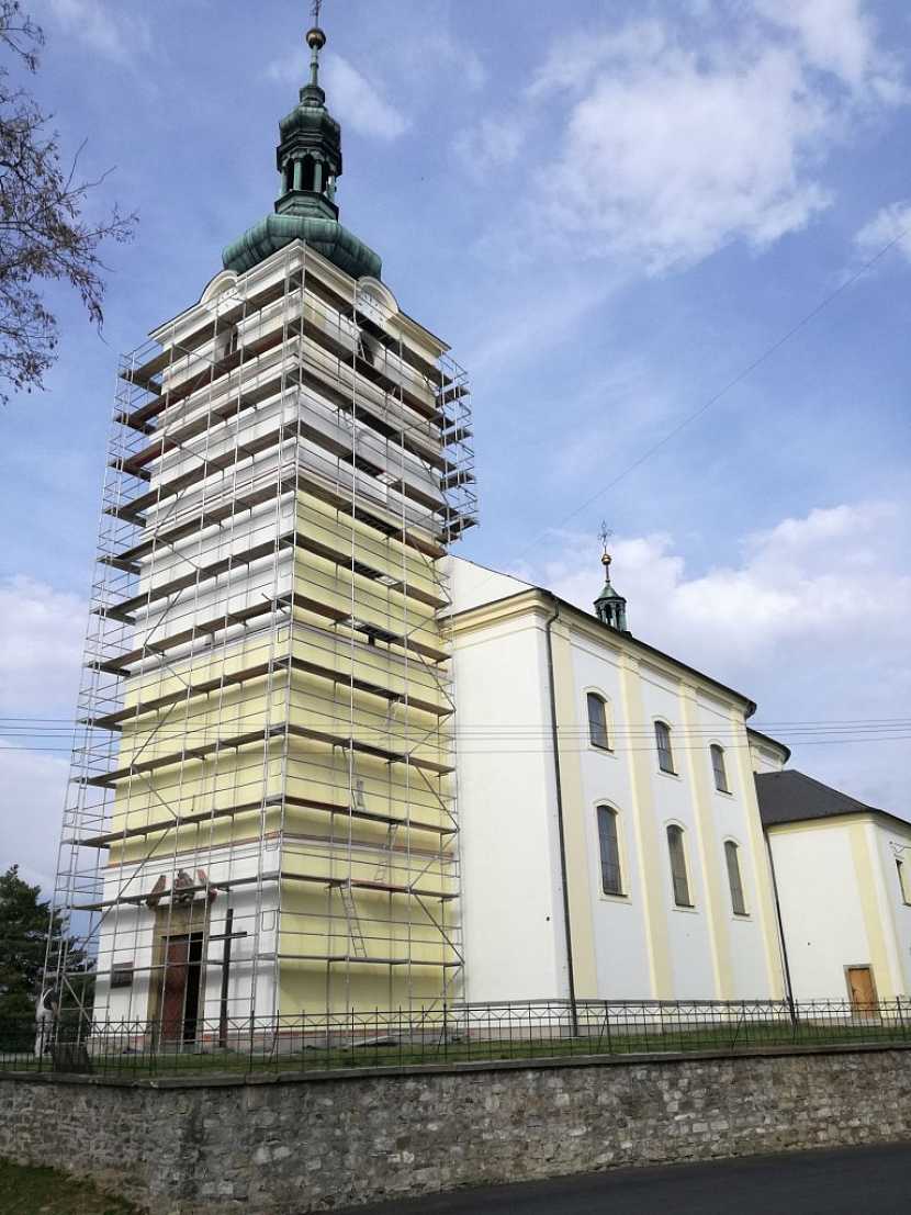 Kostel ve Velkém Týnci má novou fasádu